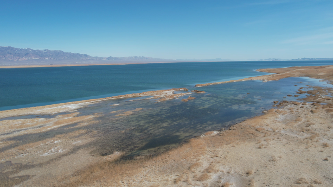 青海小柴旦湖碧绿色湖泊美景